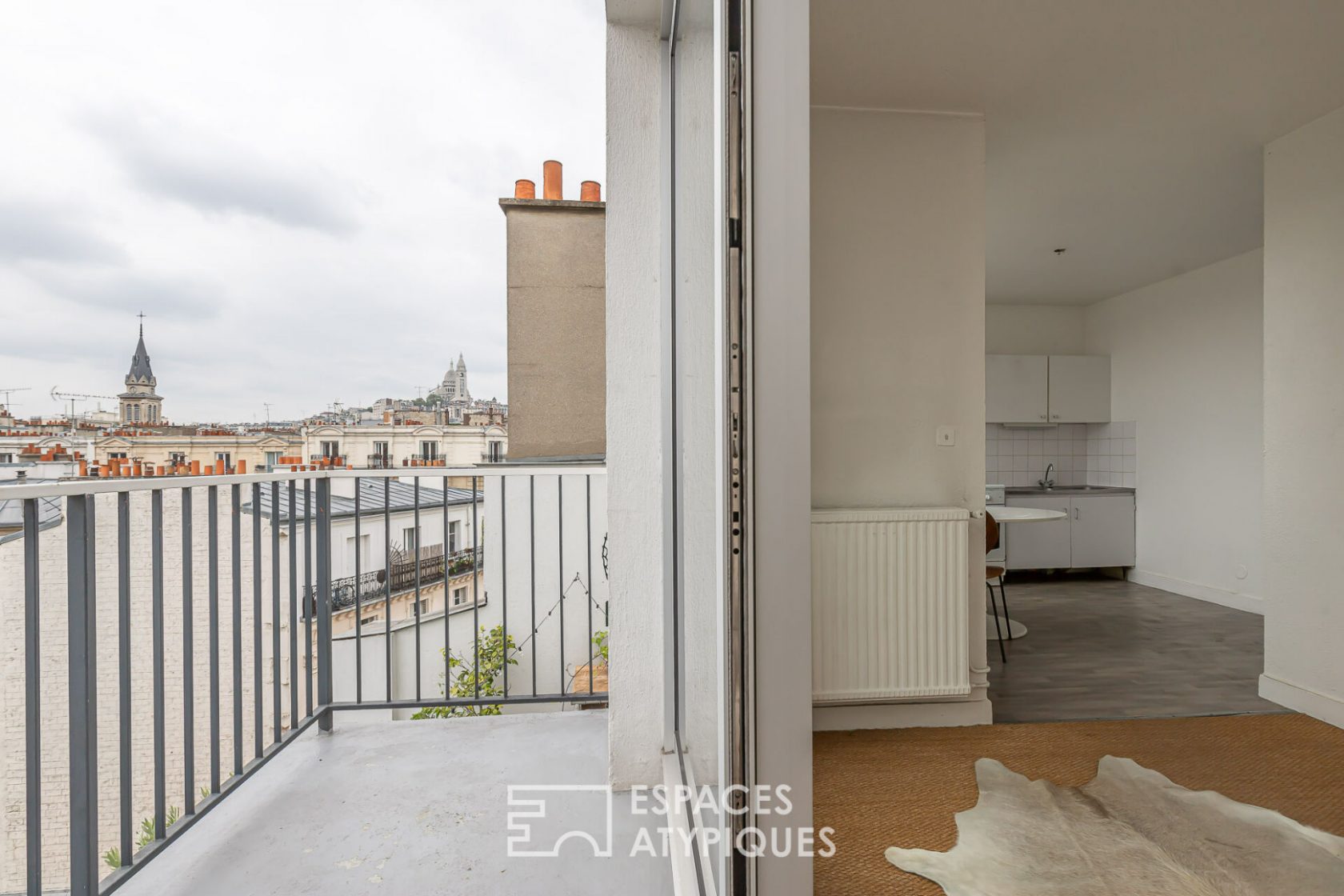 Dernier étage avec terrasse et vue Sacré Coeur