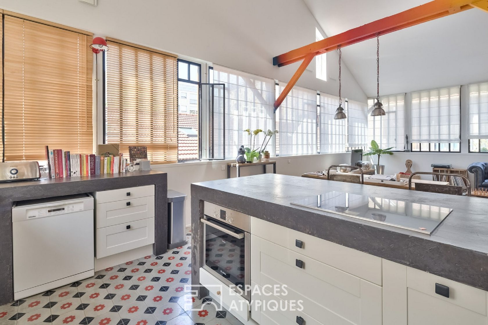 Contemporary loft in an old carpentry