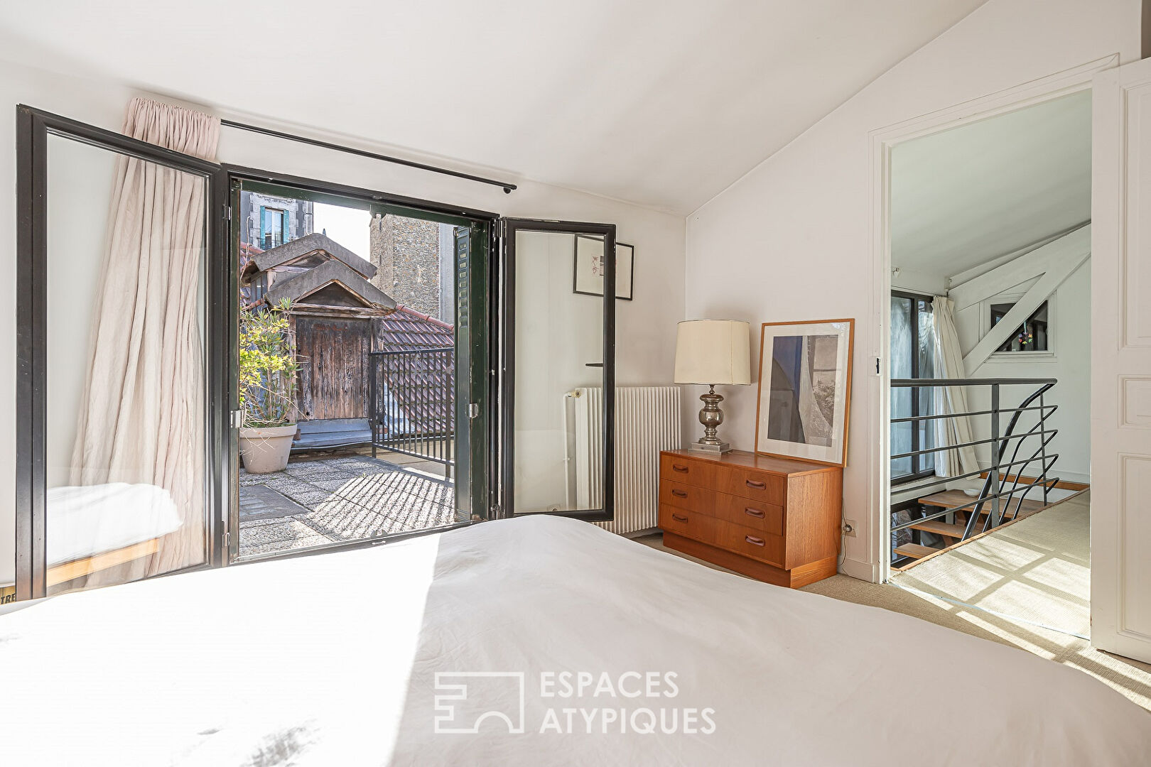 House with windows around a courtyard