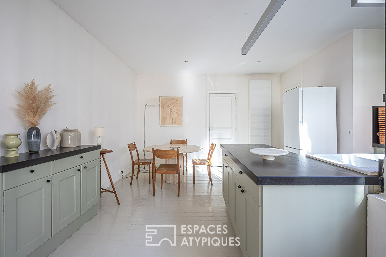 House with windows around a courtyard