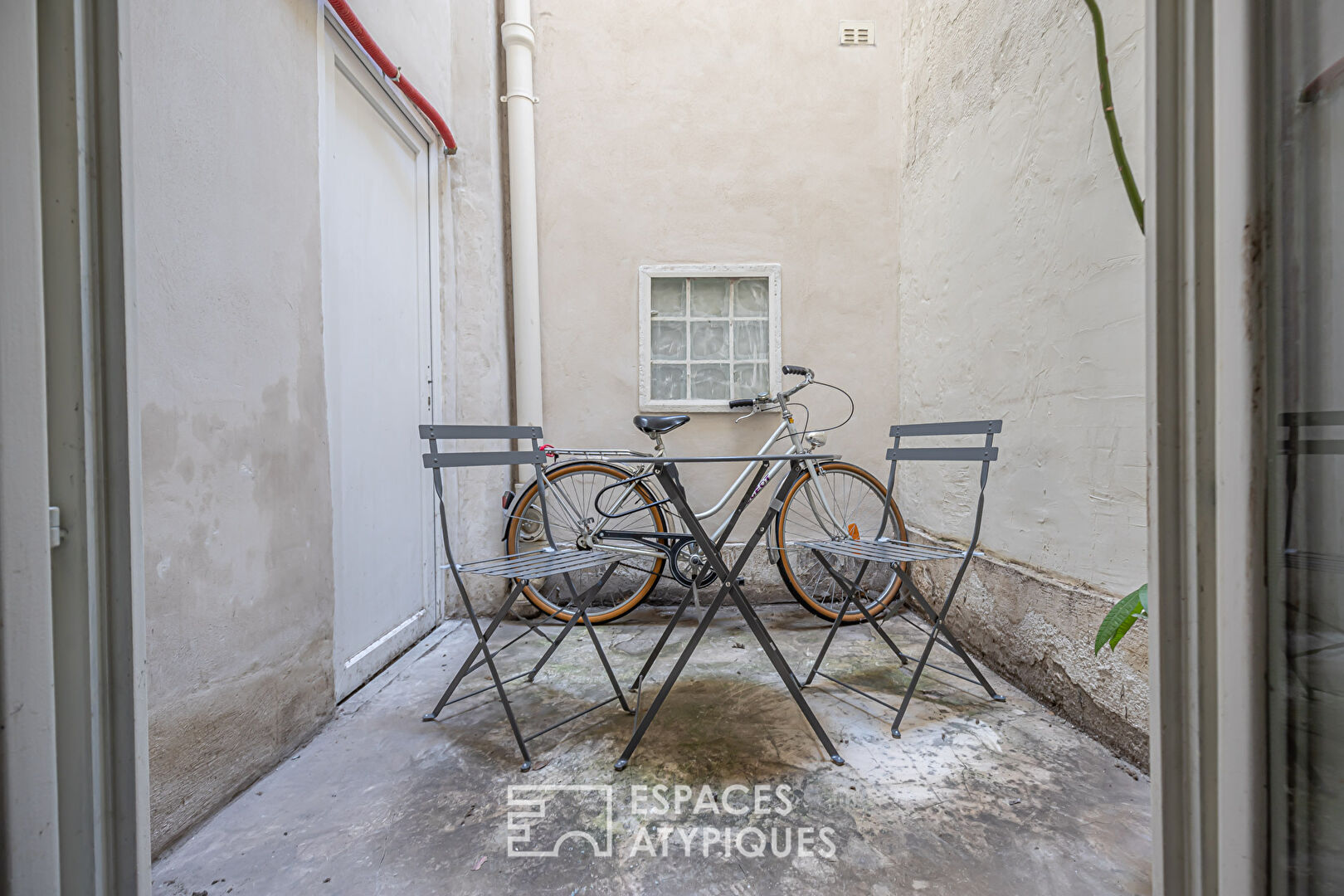 Former workshop with private courtyard
