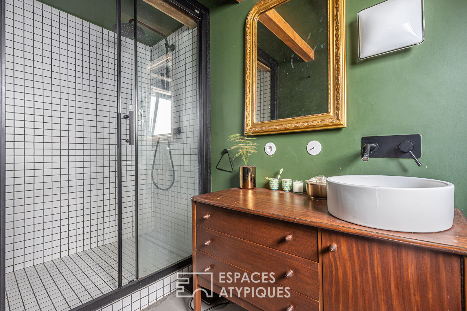 Dernier étage arty repensé par architecte