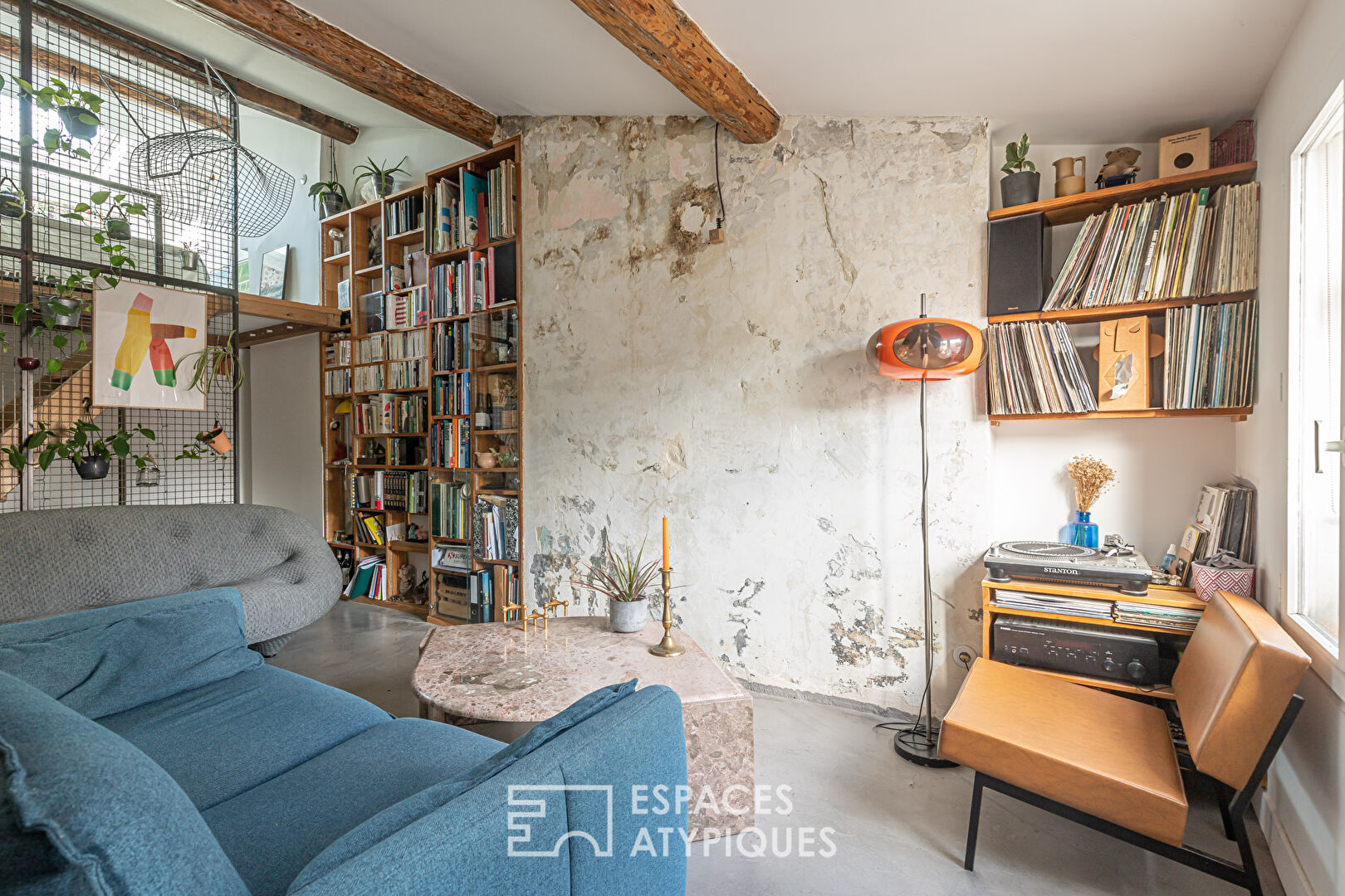 Dernier étage arty repensé par architecte