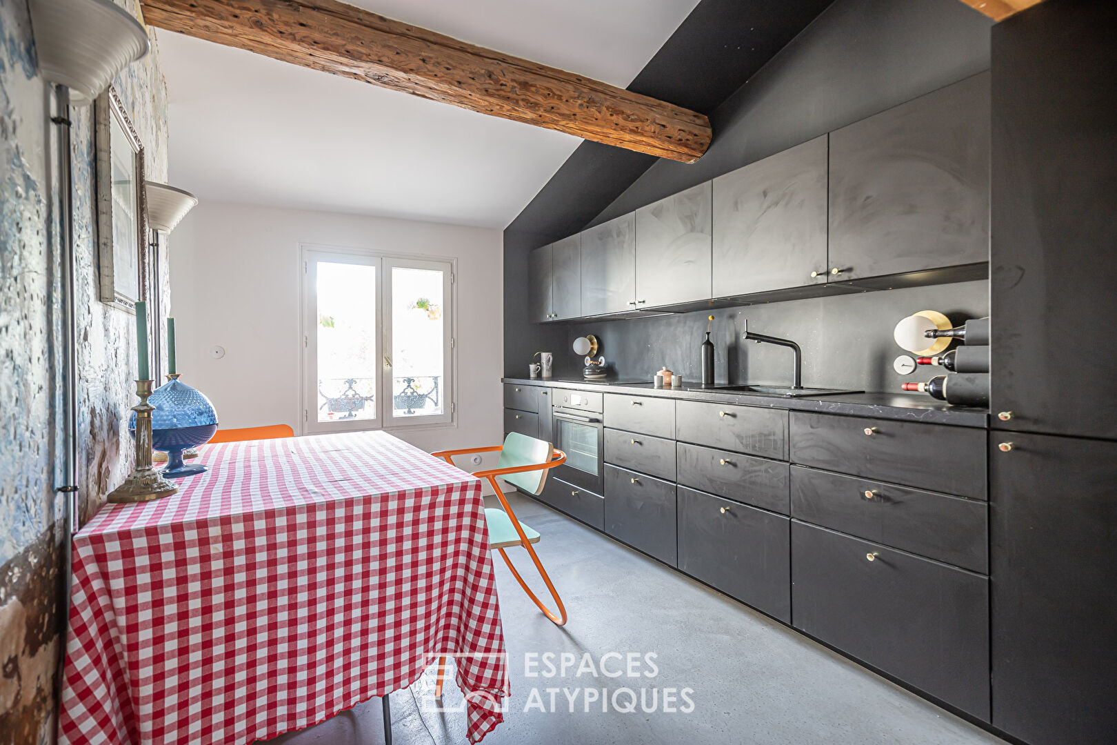Dernier étage arty repensé par architecte