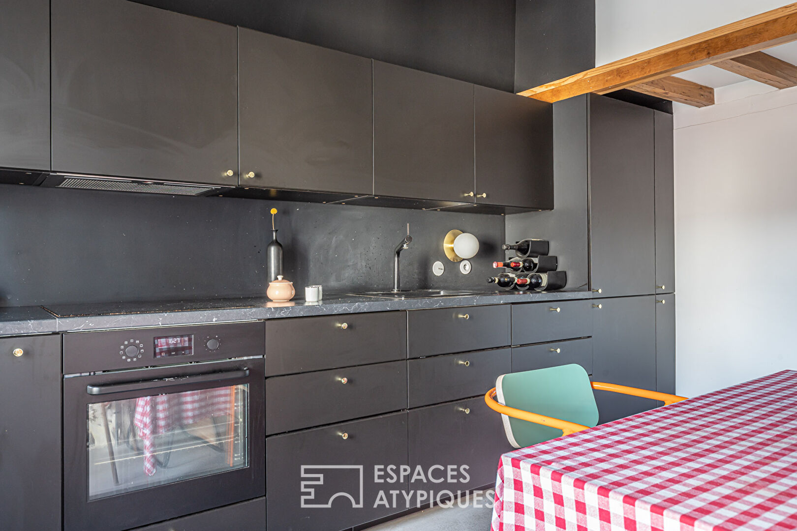 Dernier étage arty repensé par architecte