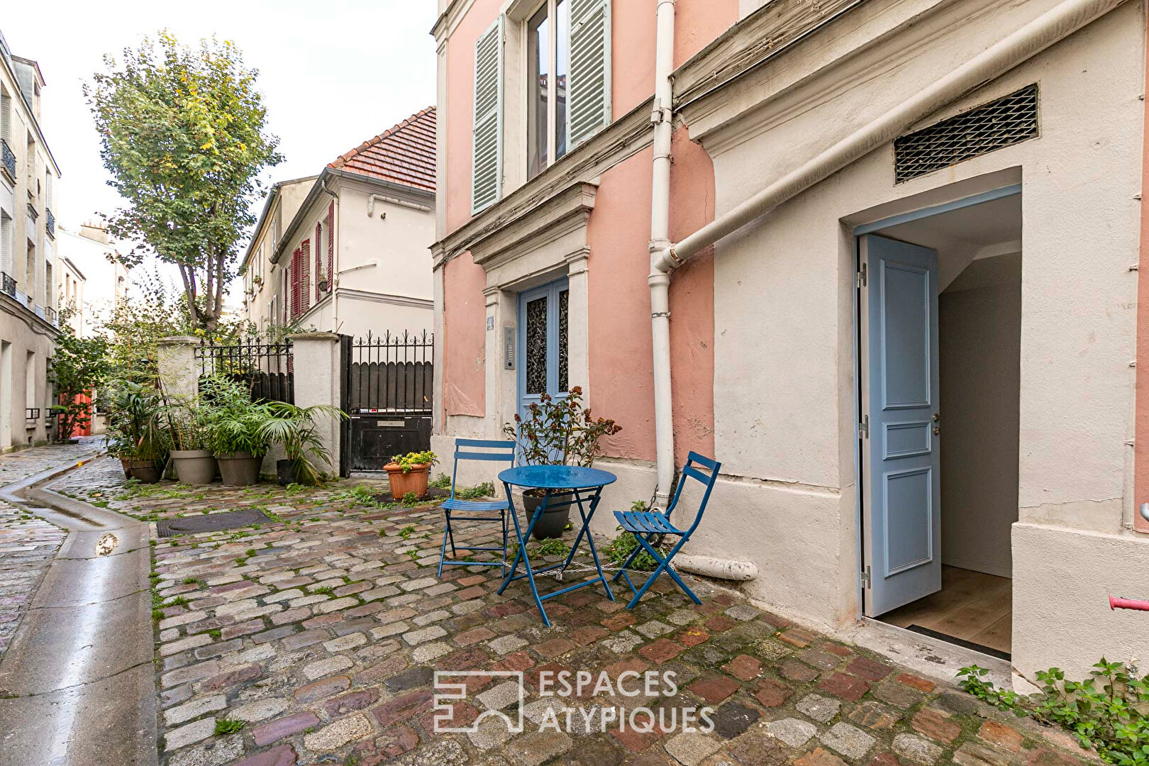 Ancien local repensé dans une ruelle privée