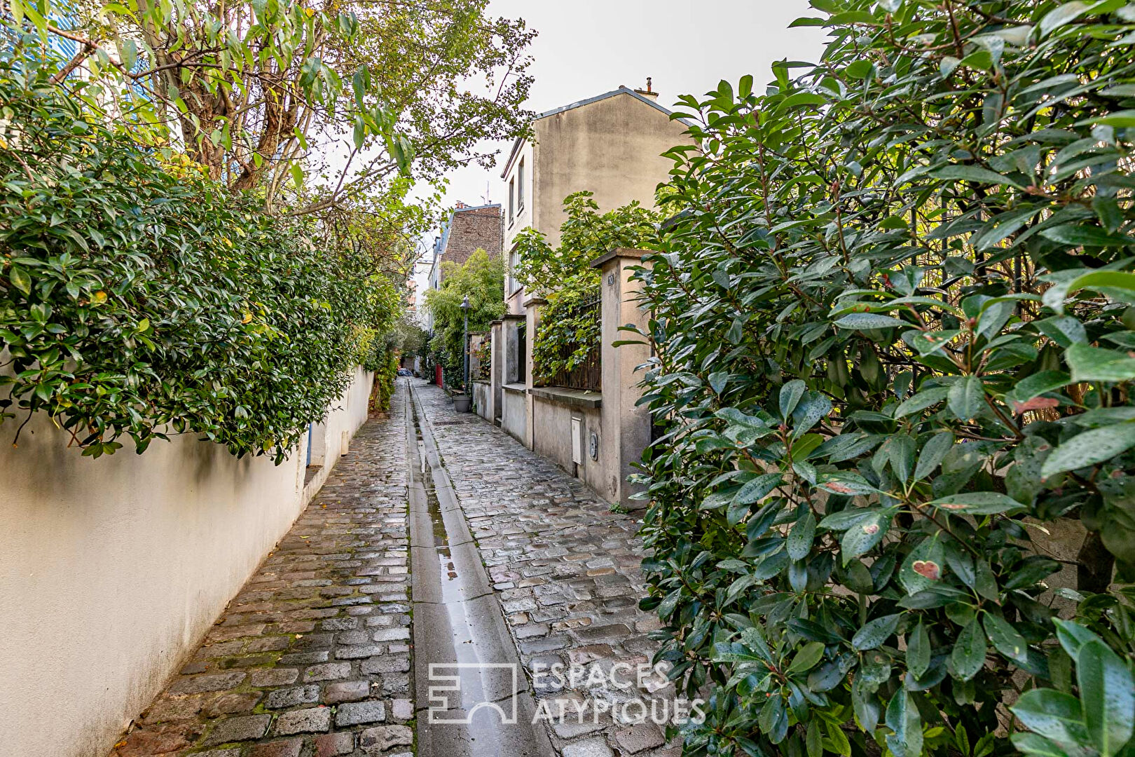 Ancien local repensé dans une ruelle privée