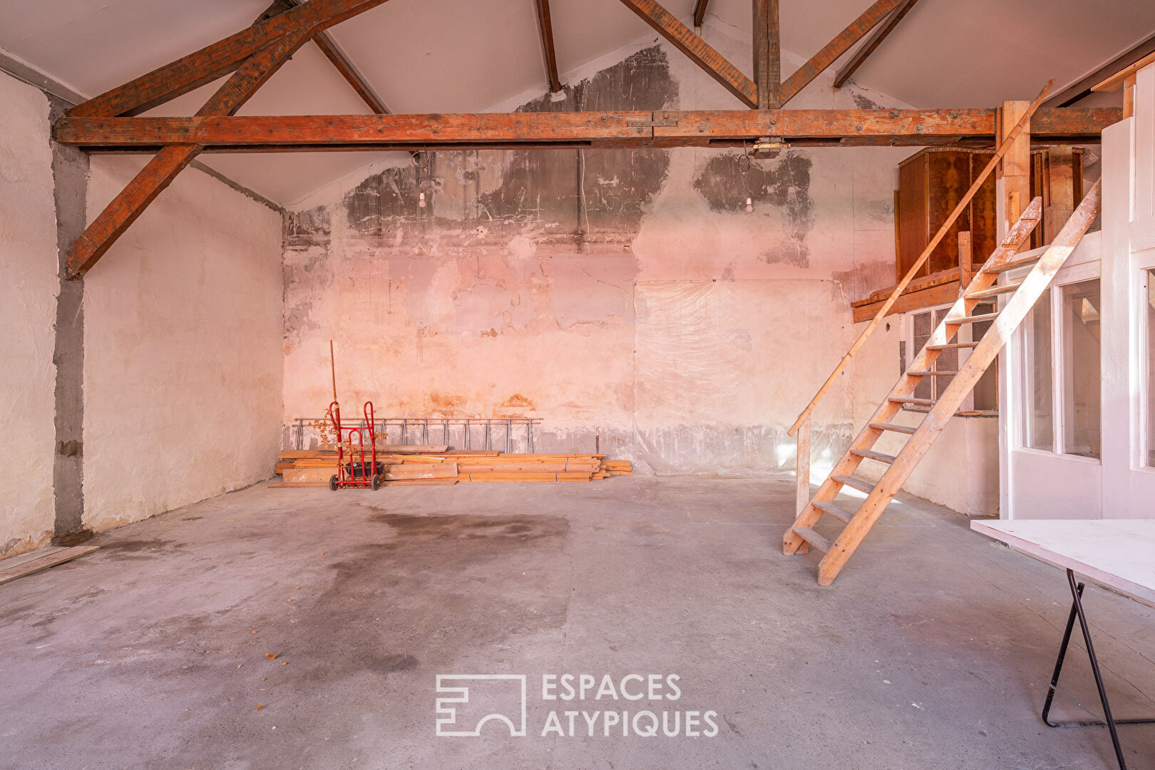 Loft to reinvent in a former distillery