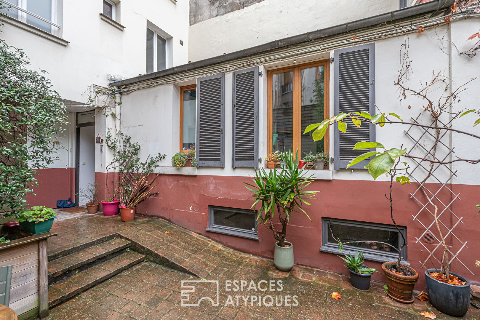 Duplex crossing on shared courtyard