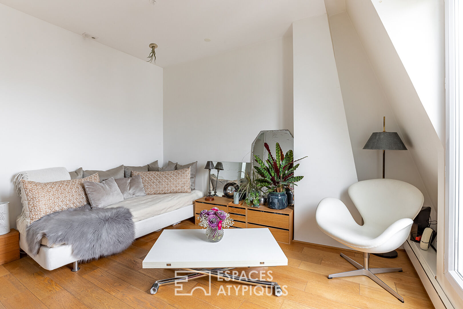 Dernier étage d’architecte épuré avec balconnets