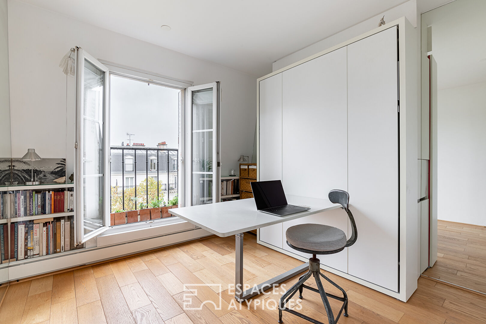 Dernier étage d’architecte épuré avec balconnets