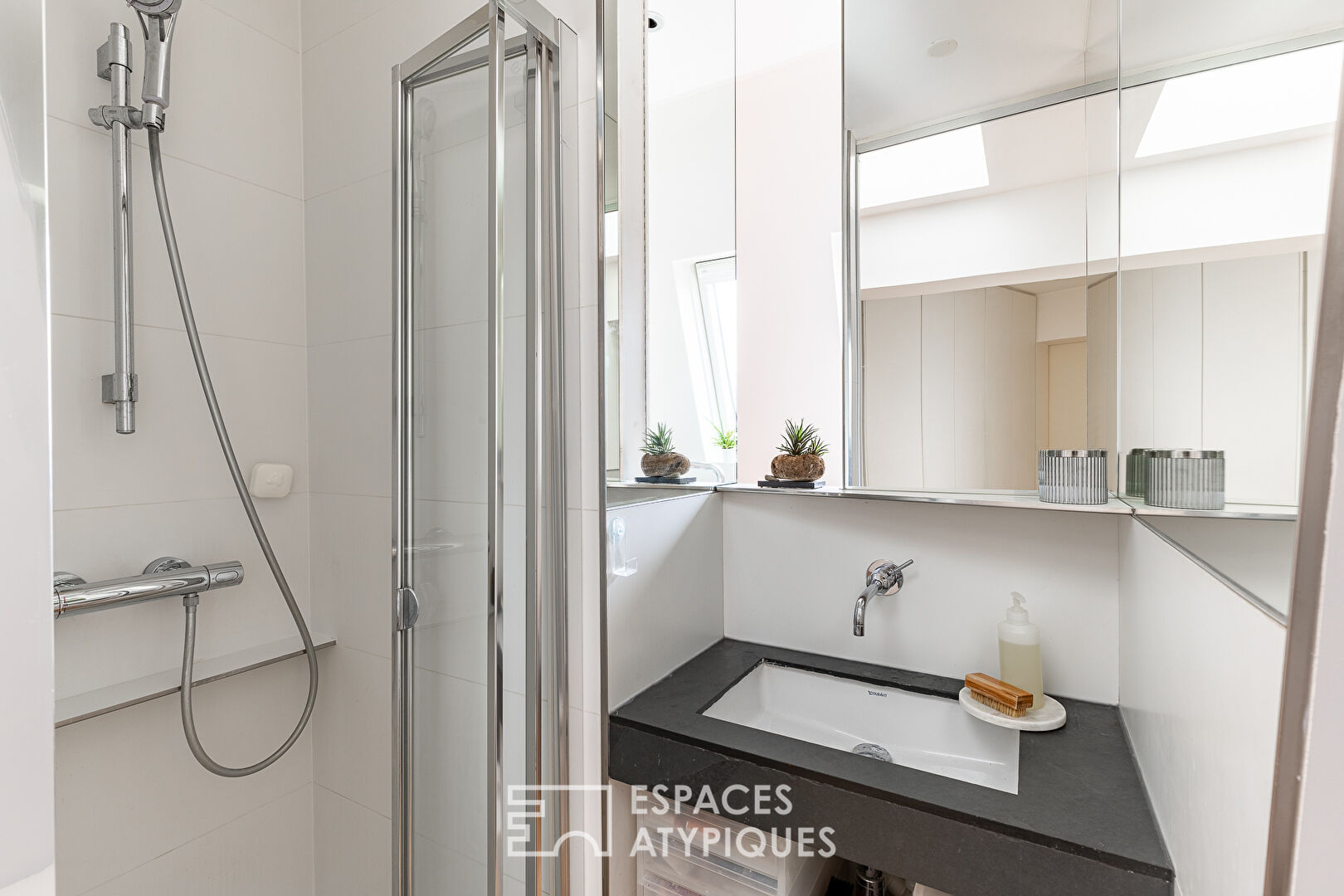 Dernier étage d’architecte épuré avec balconnets
