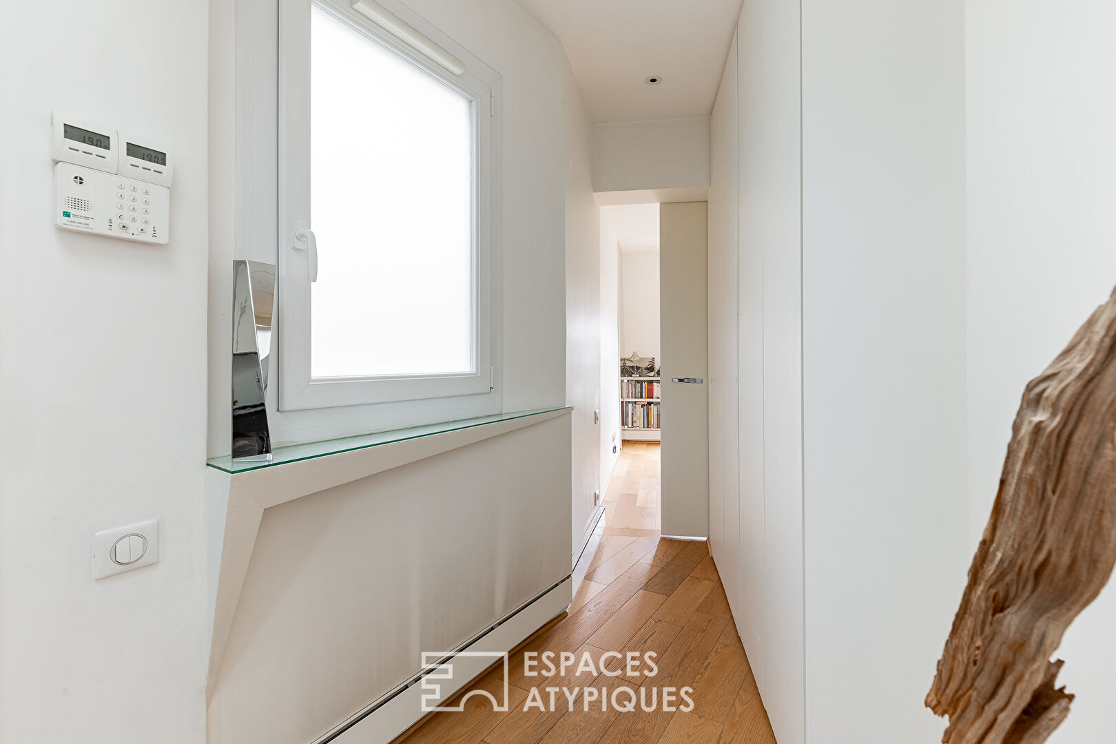 Dernier étage d’architecte épuré avec balconnets