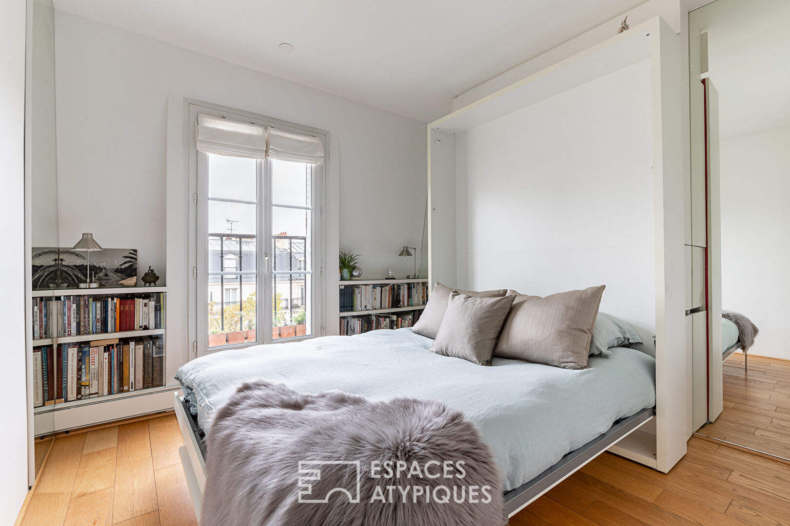 Dernier étage d’architecte épuré avec balconnets