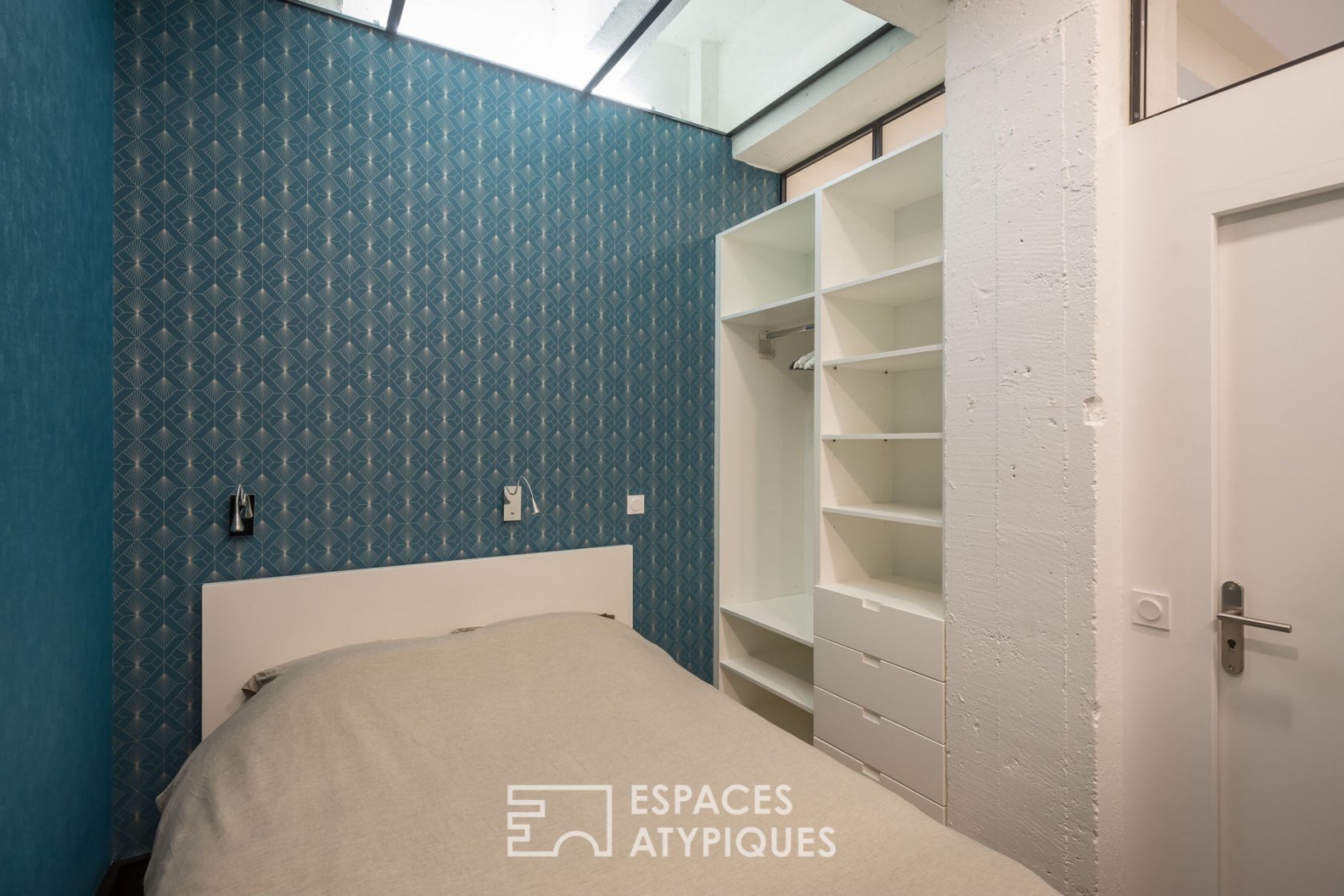 Pied à terre in an Art Deco building near the canal