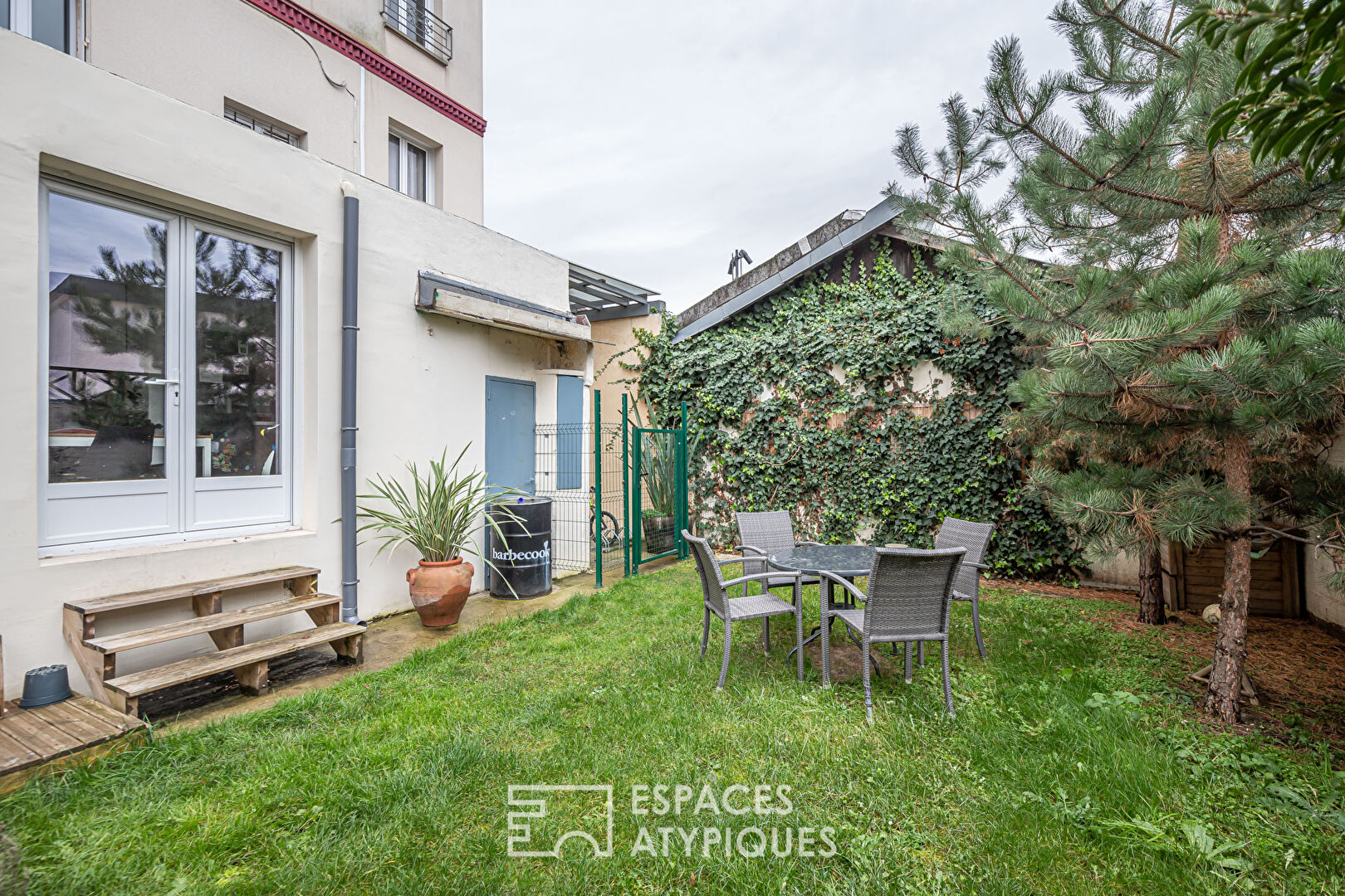 Two-level apartment with garden