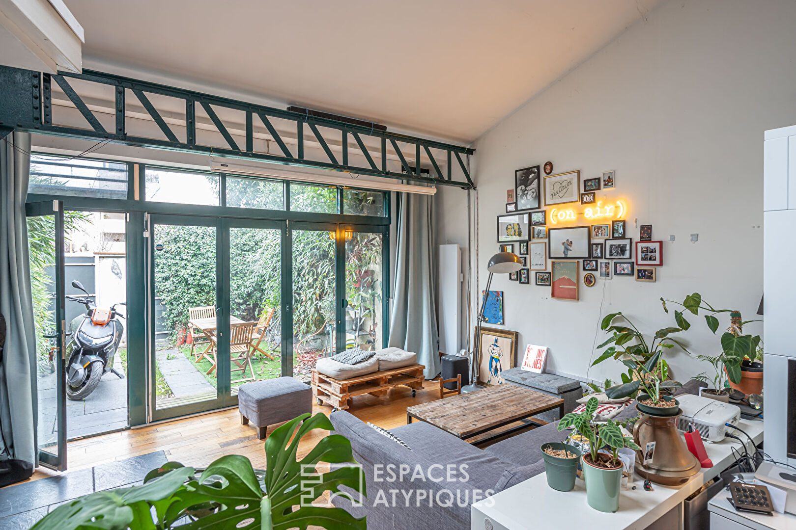 Loft avec mezzanine et cour