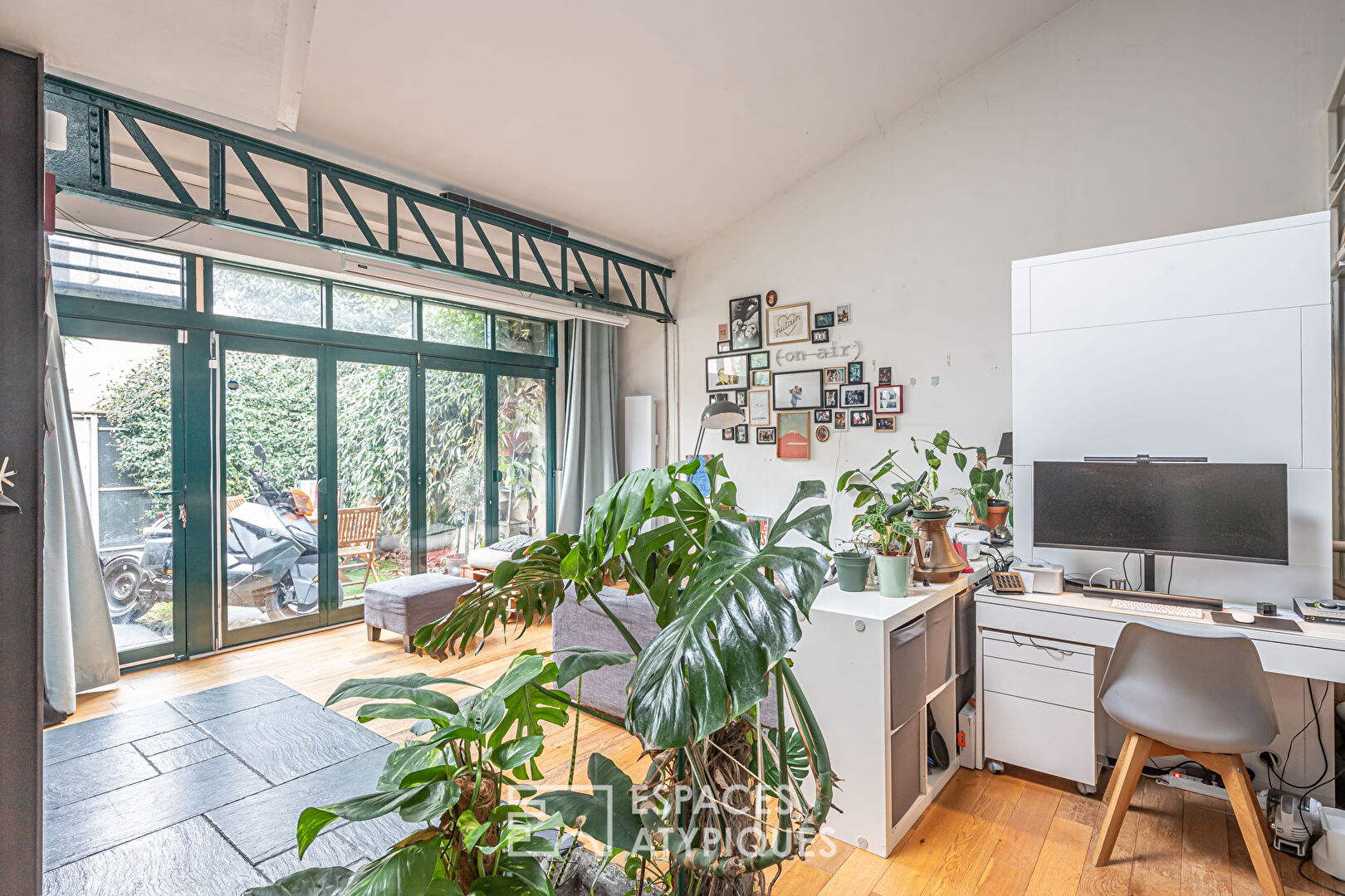 Loft avec mezzanine et cour