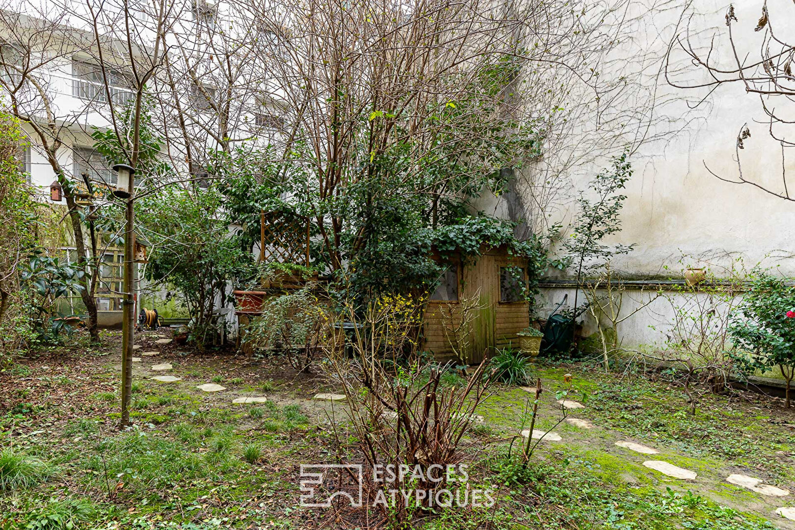 Appartement contemporain avec terrasse et jardin