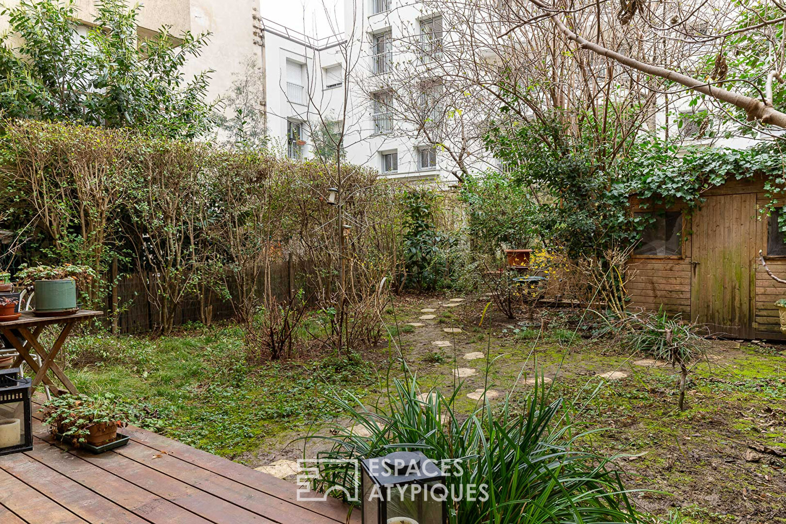 Appartement contemporain avec terrasse et jardin