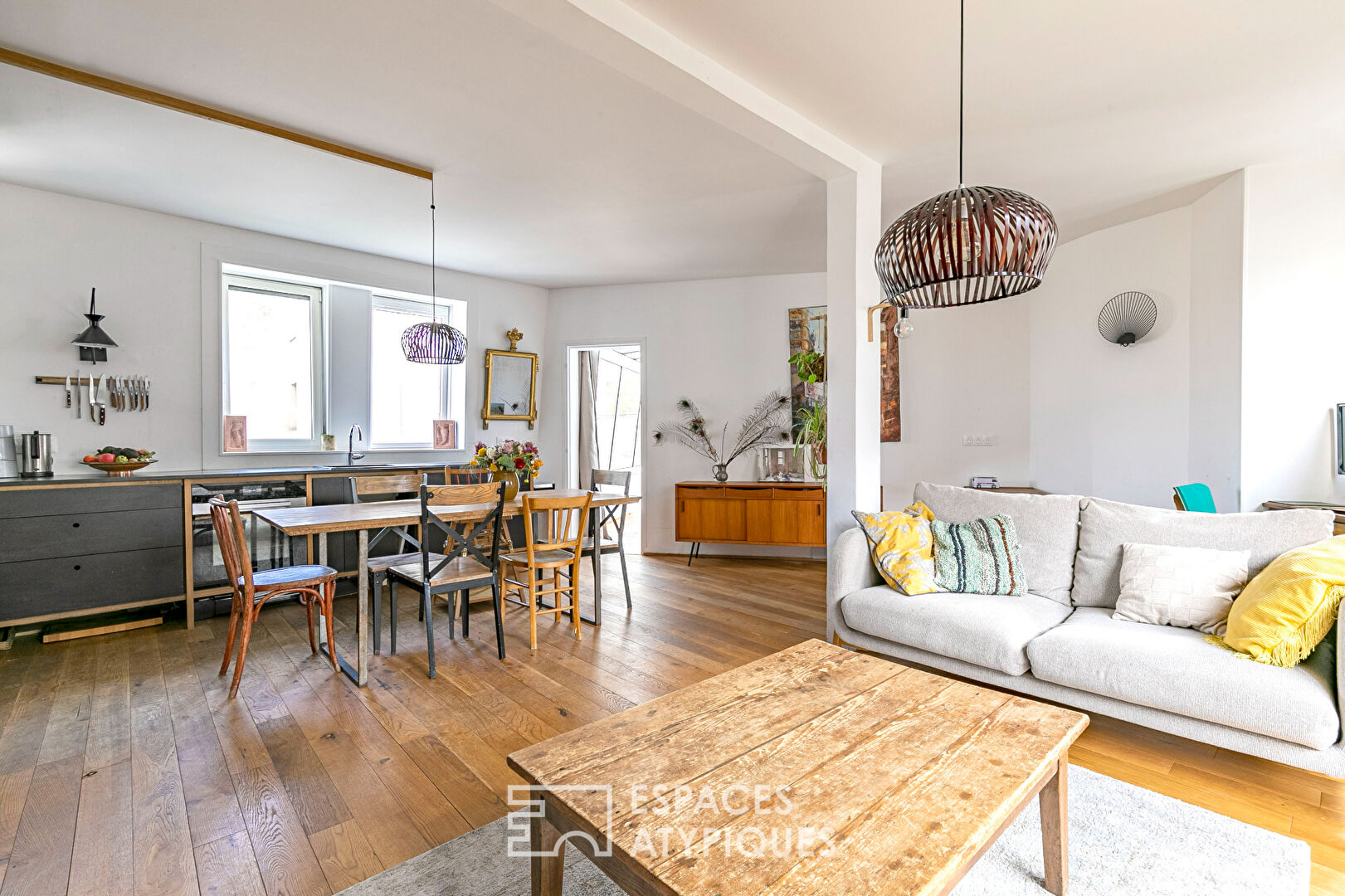 Top floor with tree-lined terrace