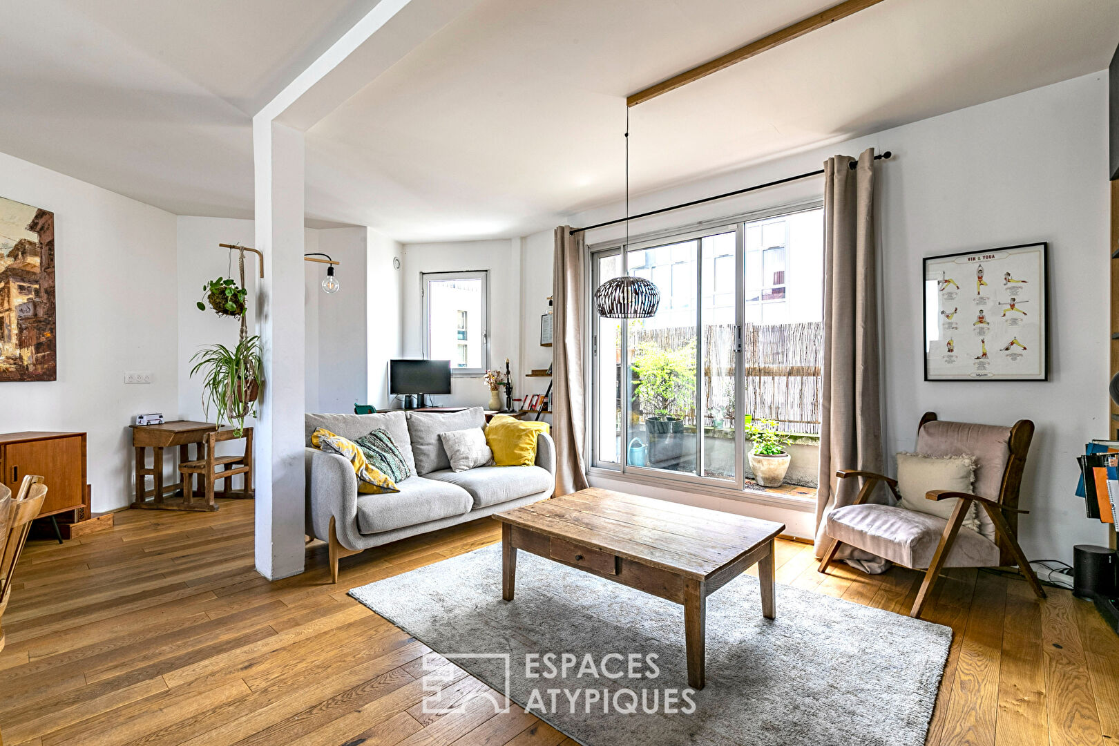 Top floor with tree-lined terrace