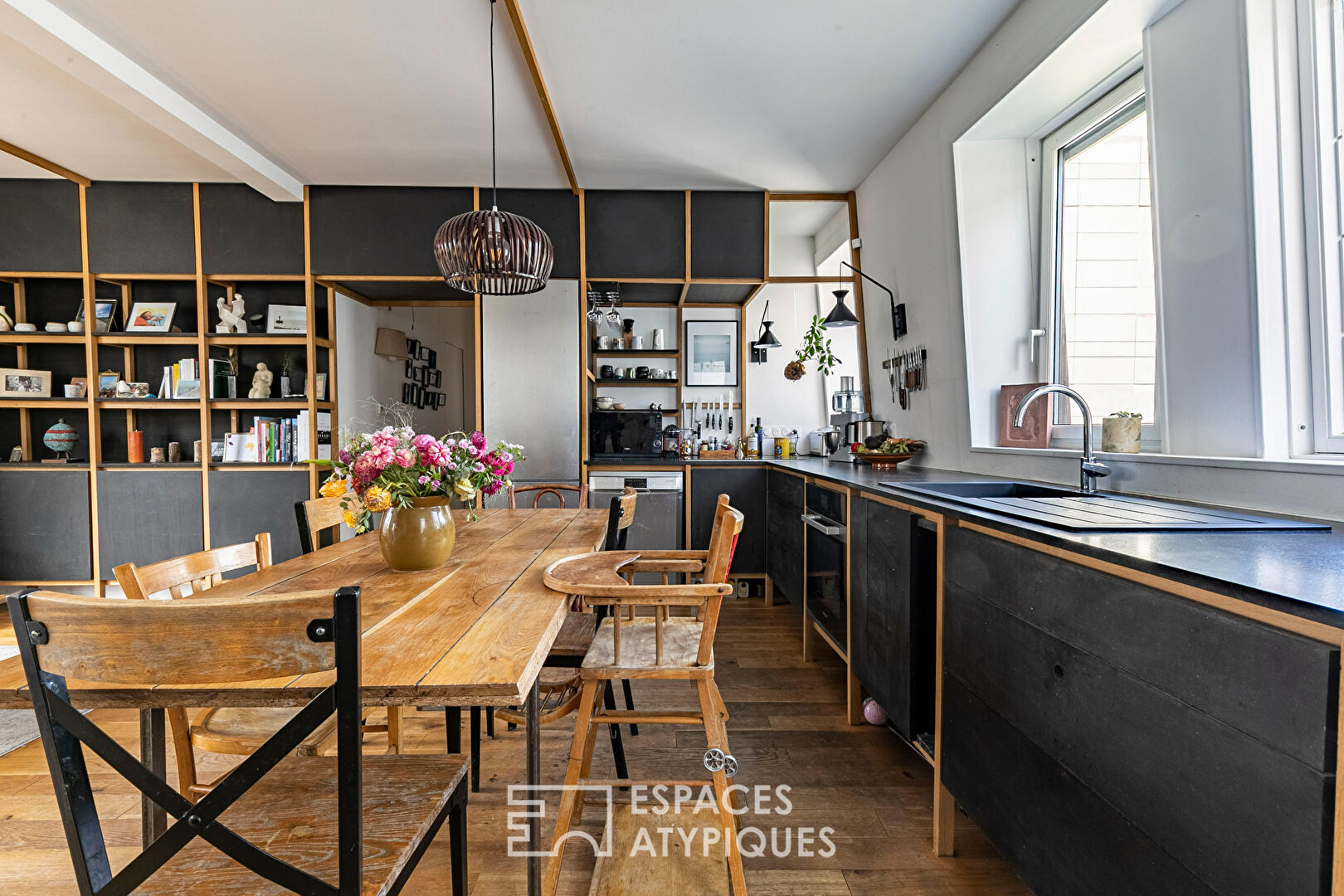 Top floor with tree-lined terrace