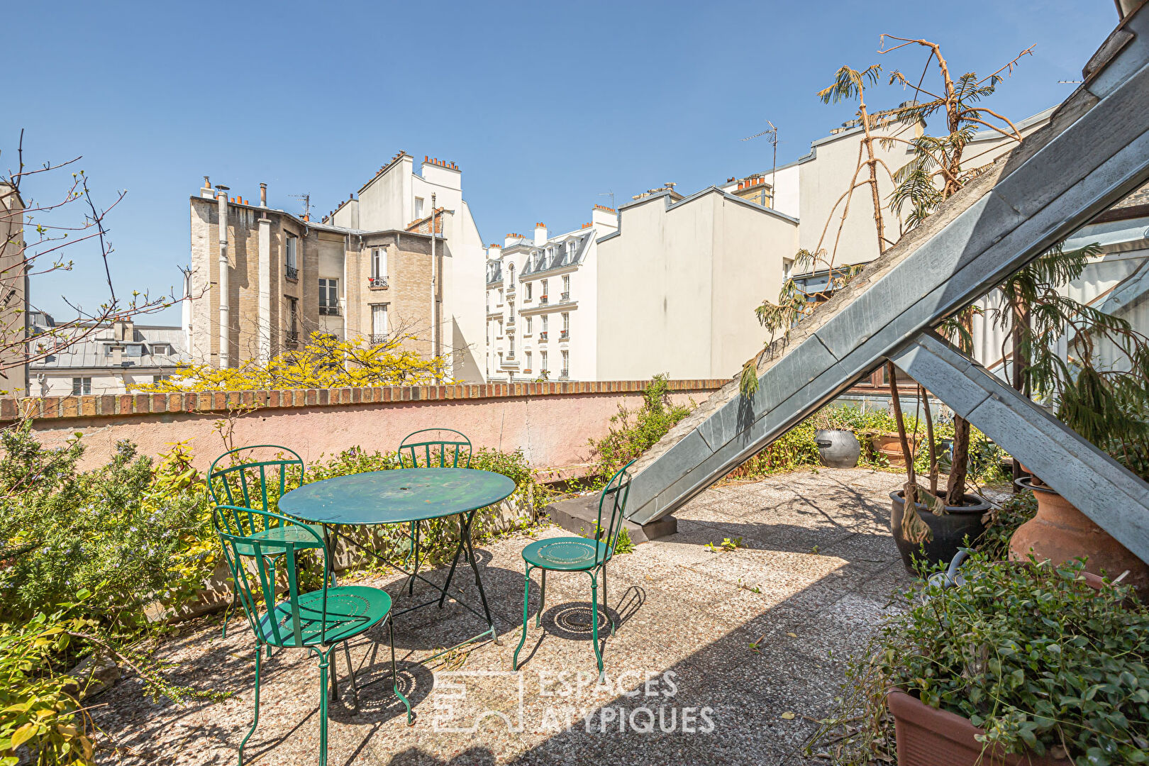 Duplex in the spirit of a house with a terrace to be reinvented