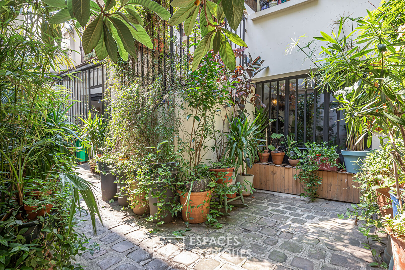 Renovated workshop on courtyard near Place Sainte-Marthe