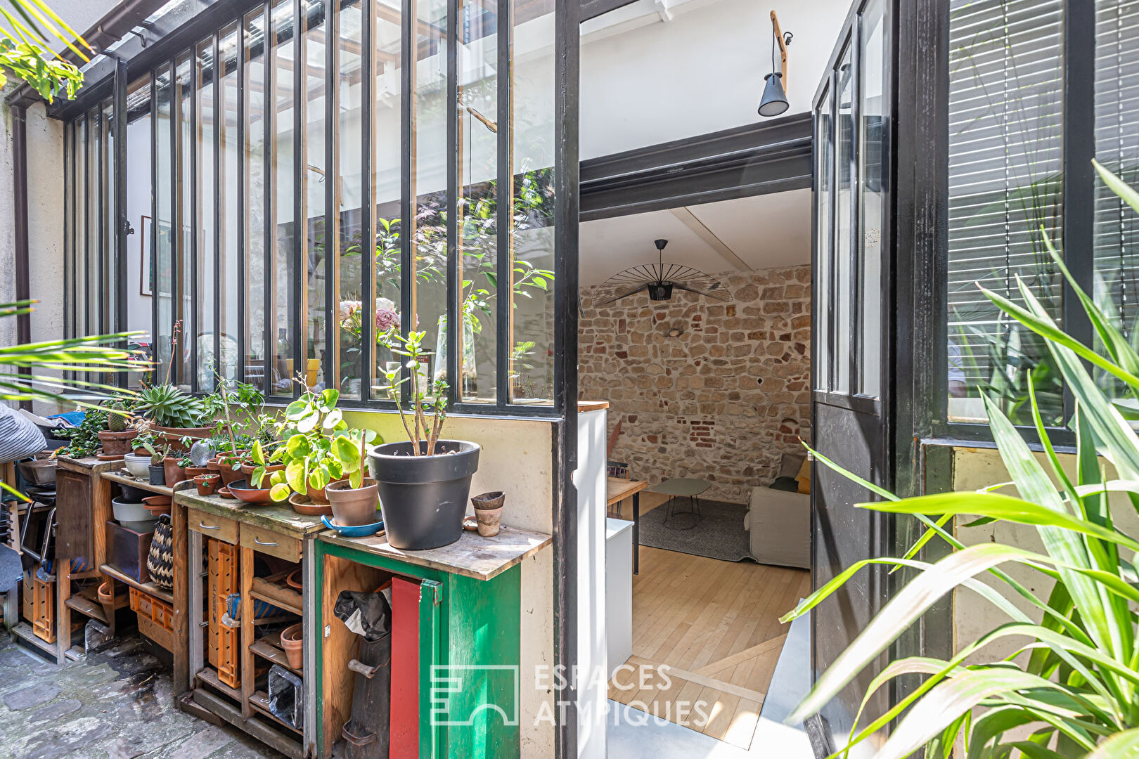 Renovated workshop on courtyard near Place Sainte-Marthe