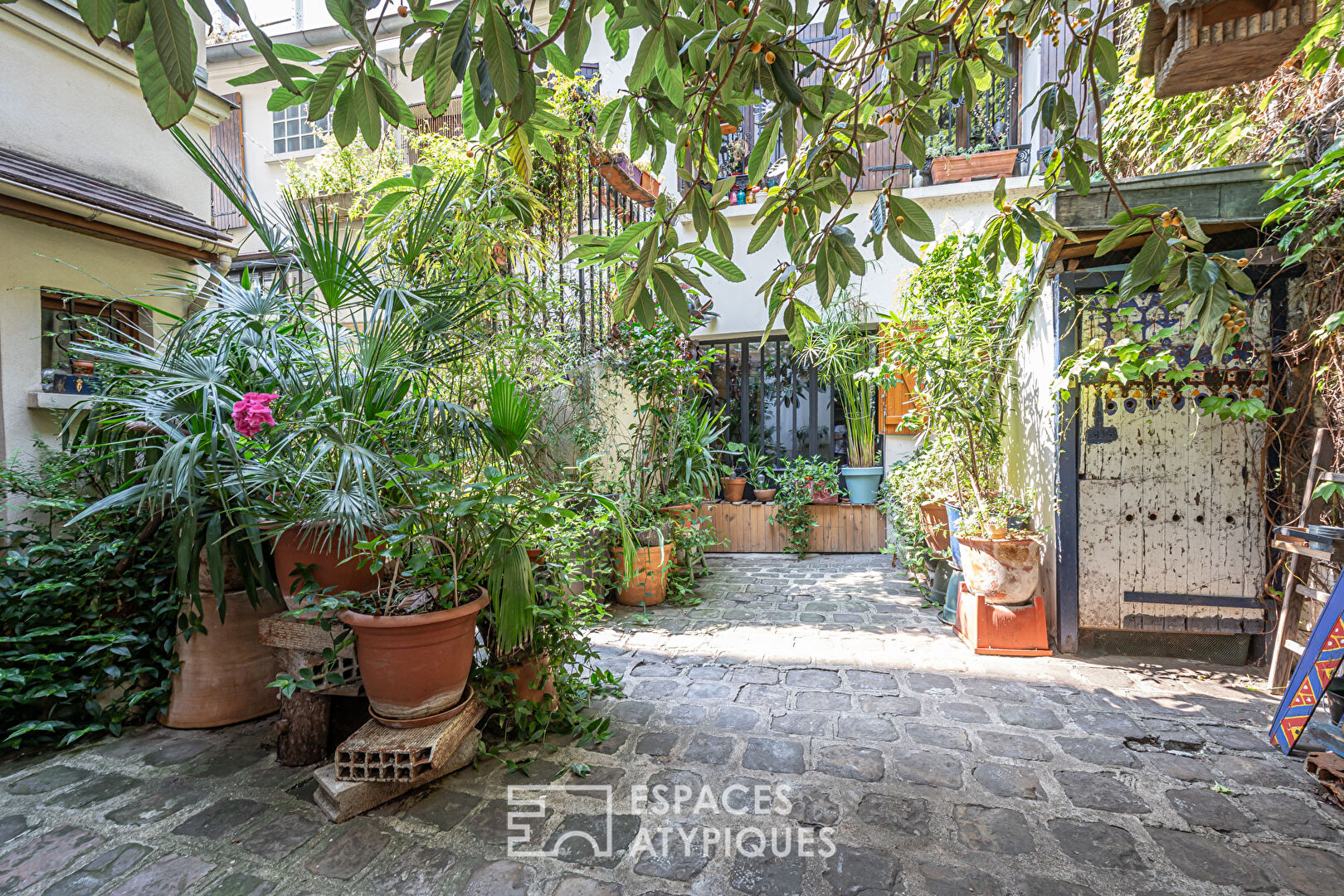 Renovated workshop on courtyard near Place Sainte-Marthe