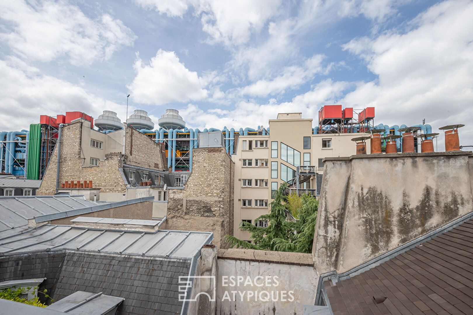 Dernier étage sous les toits proche Beaubourg