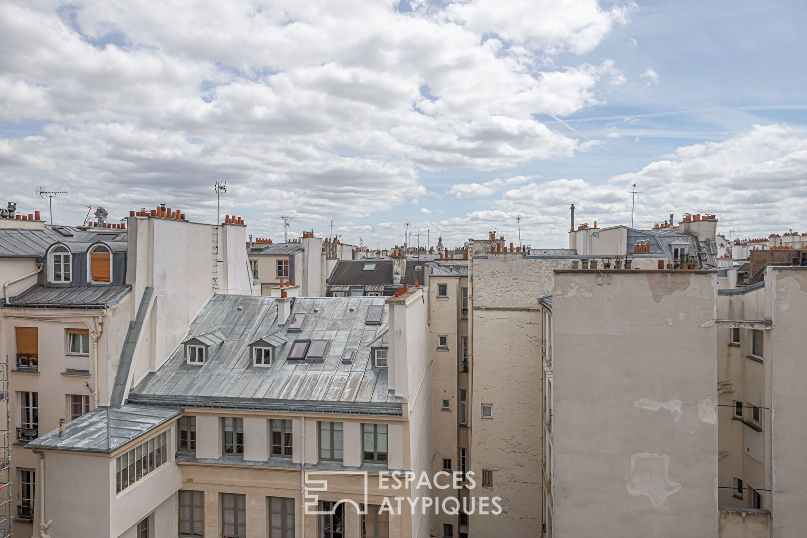 Dernier étage sous les toits proche Beaubourg