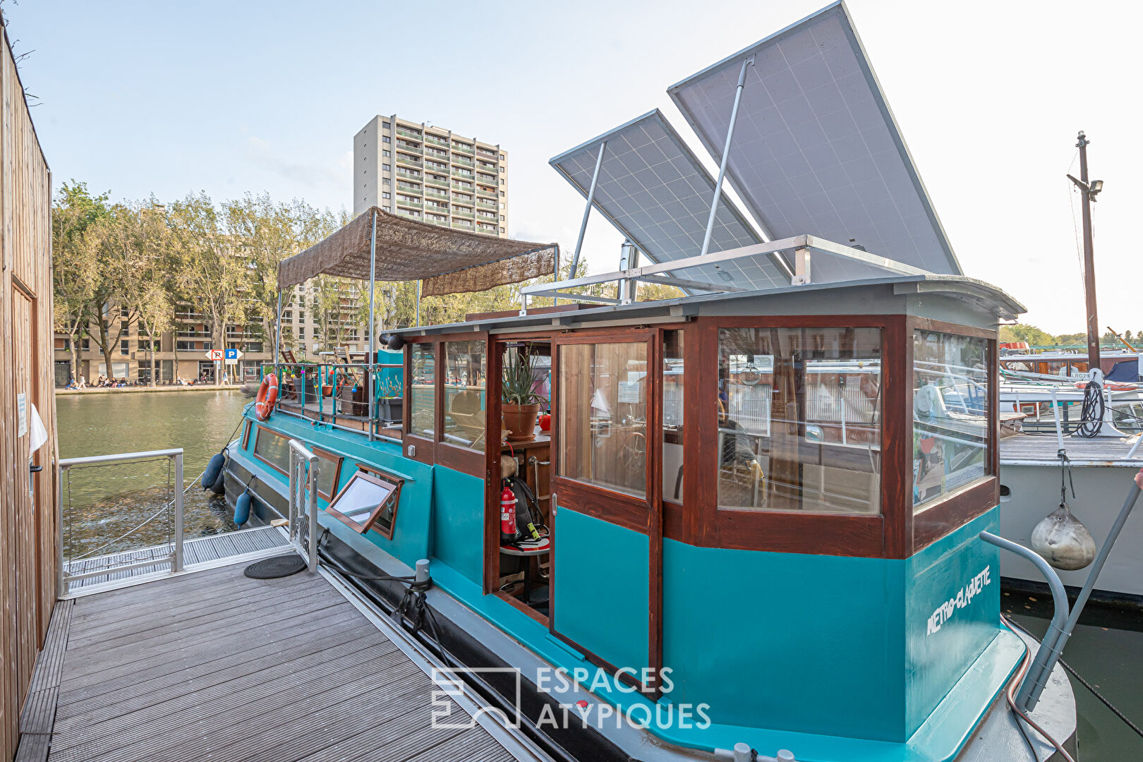 English cruiser with roof terrace