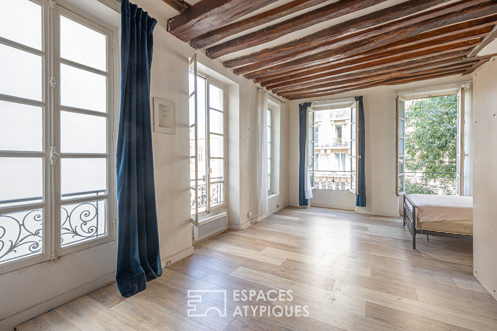 Corner apartment to reinvent in the heart of the Marais