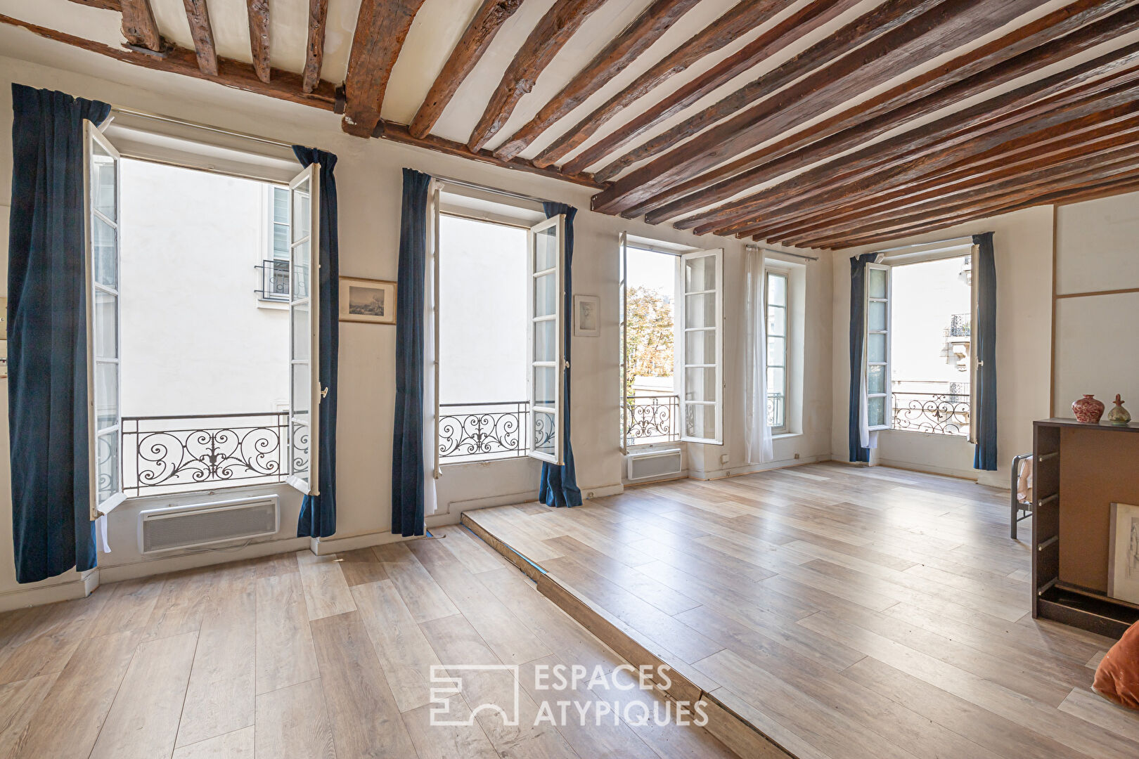 Corner apartment to reinvent in the heart of the Marais