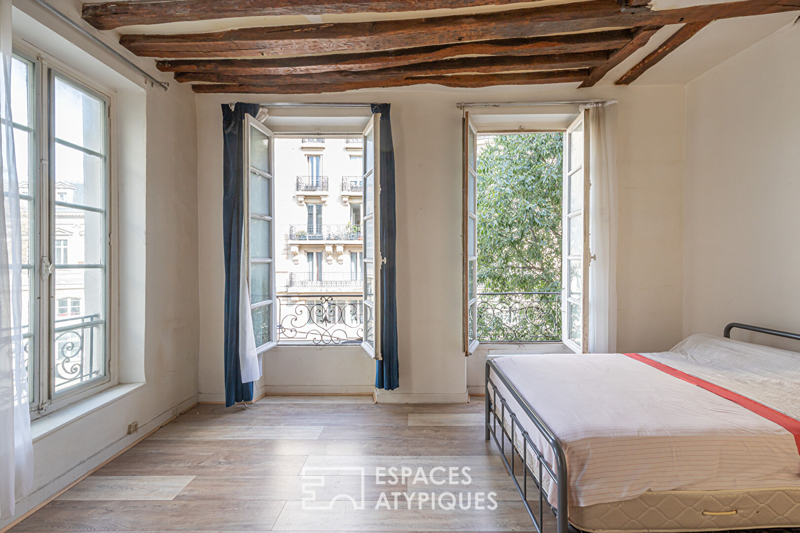 Corner apartment to reinvent in the heart of the Marais