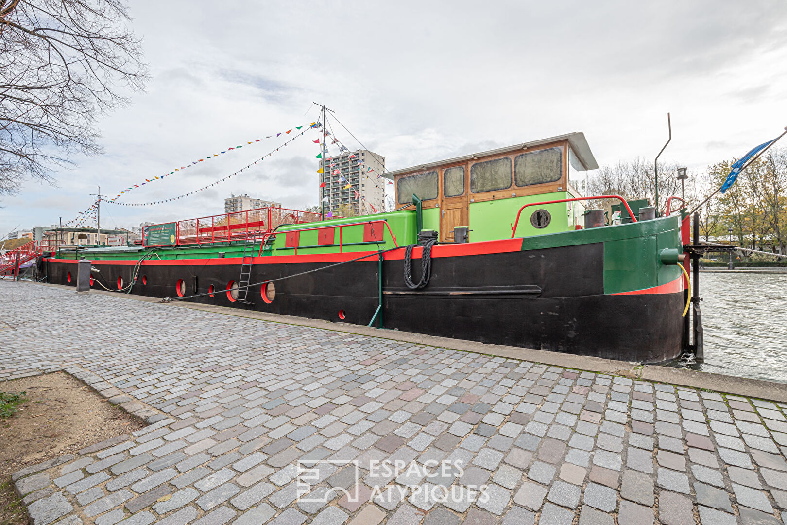 Pleasure boat receiving the public