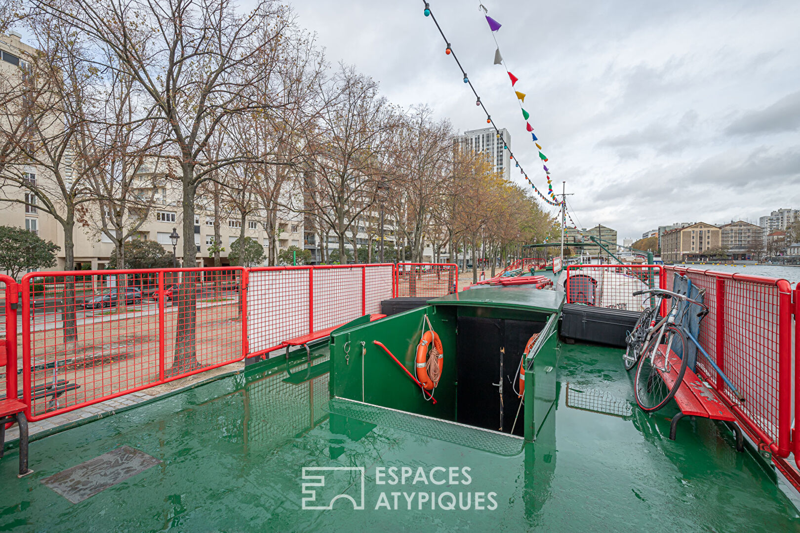 Pleasure boat receiving the public