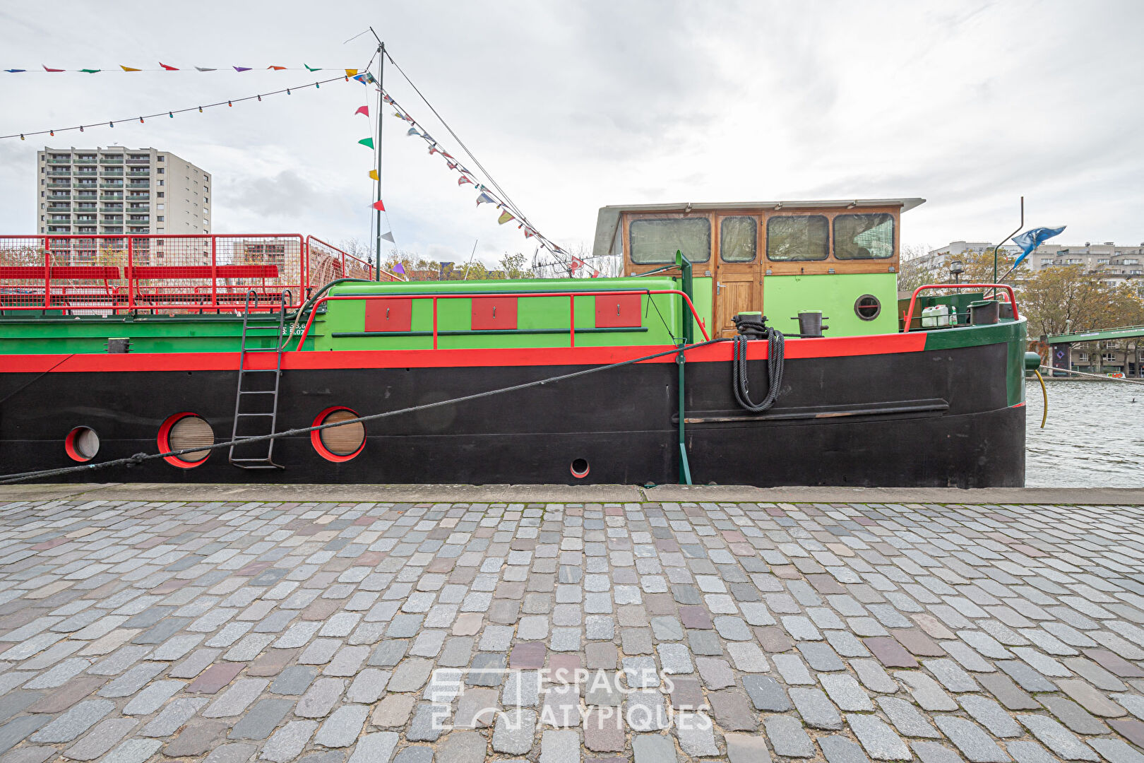 Pleasure boat receiving the public