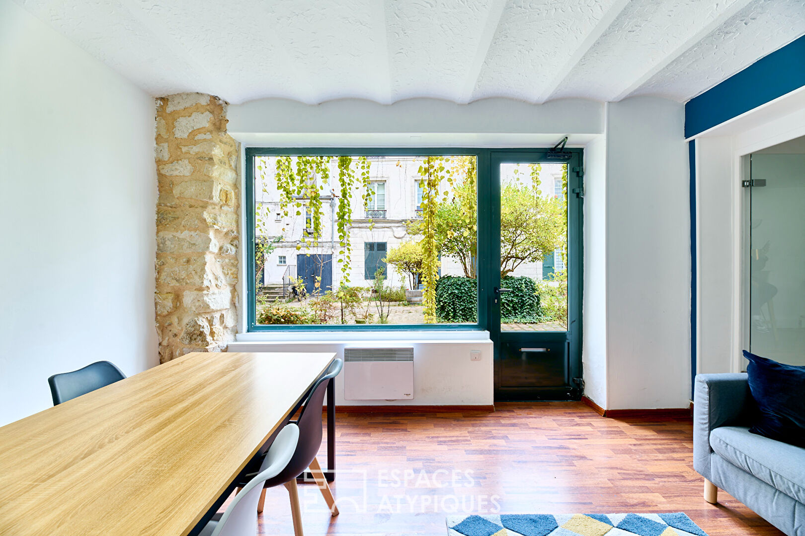 Apartment with terrace on green courtyard