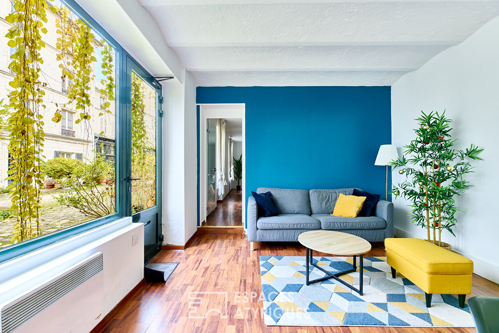 Apartment with terrace on green courtyard