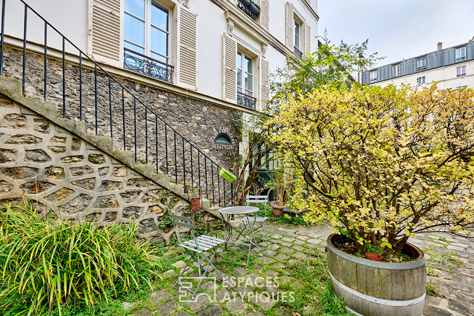 Apartment with terrace on green courtyard