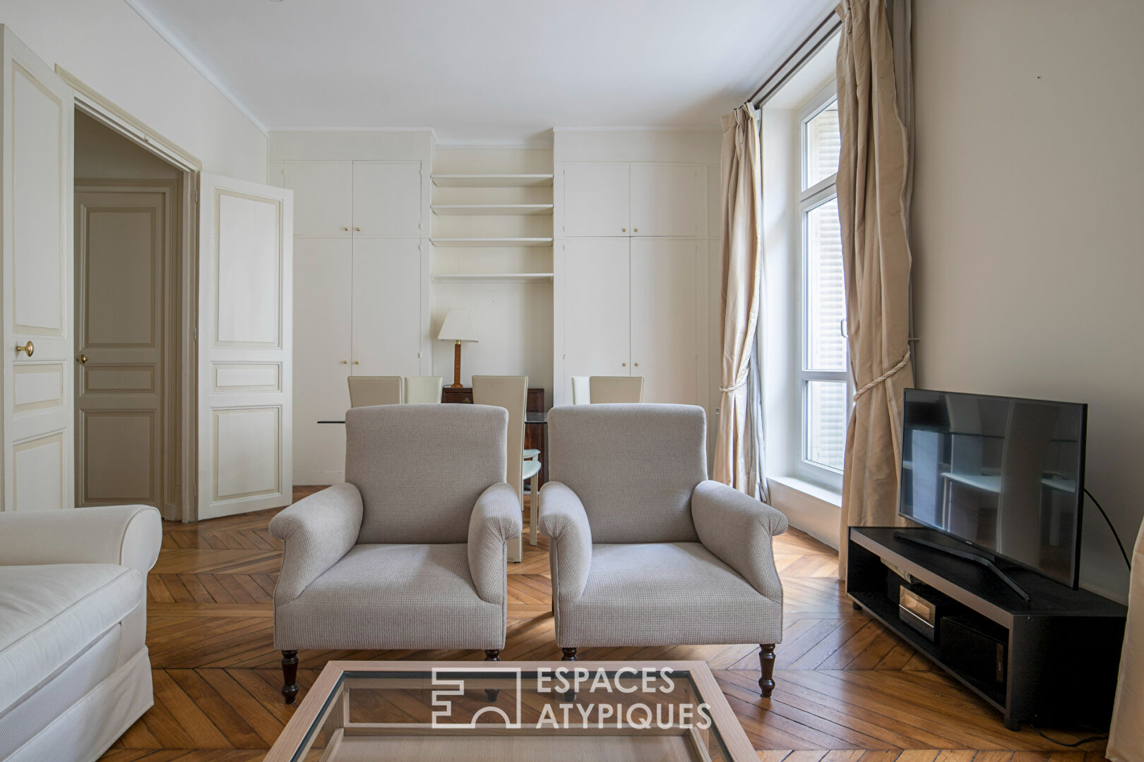 Crossing apartment in the heart of the Marais