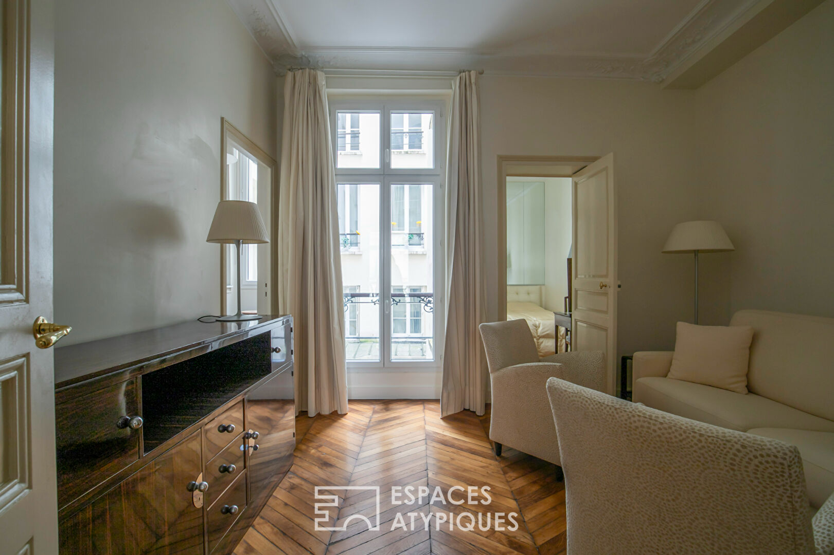 Crossing apartment in the heart of the Marais