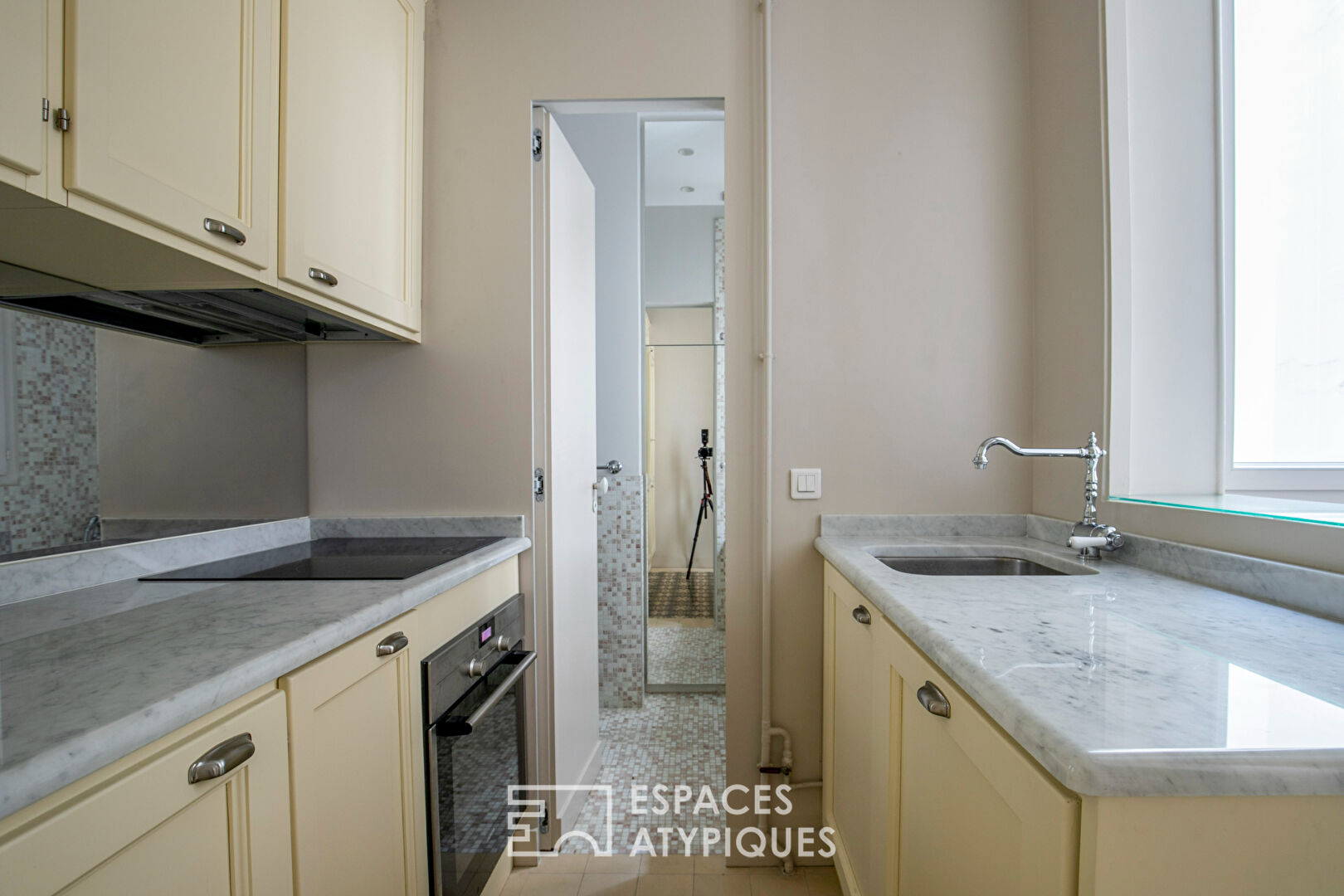 Crossing apartment in the heart of the Marais