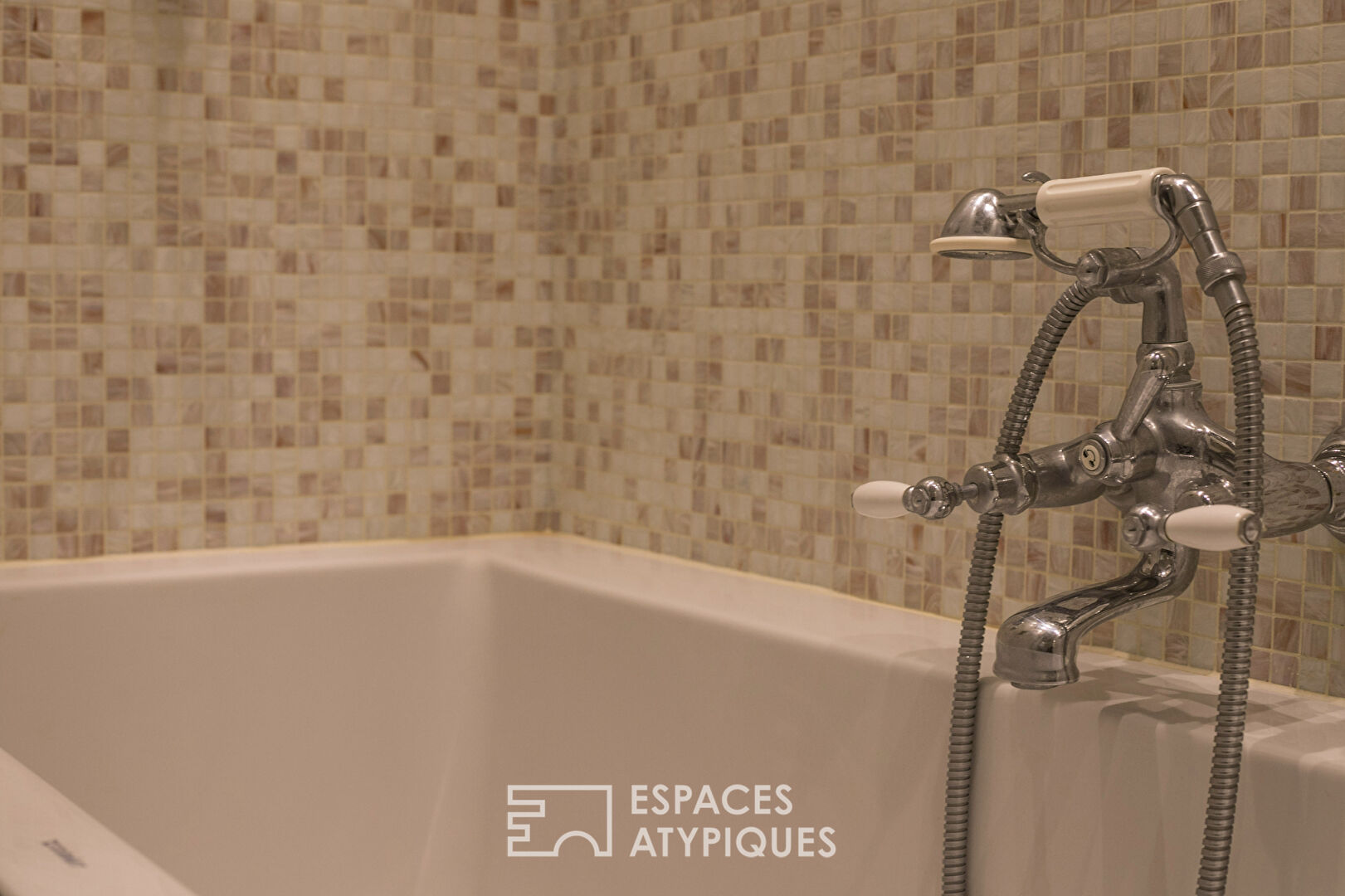 Crossing apartment in the heart of the Marais
