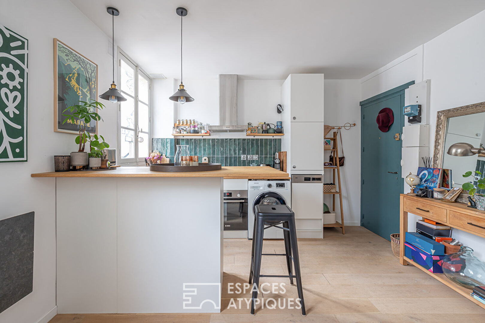 Duplex overlooking courtyard on top floor