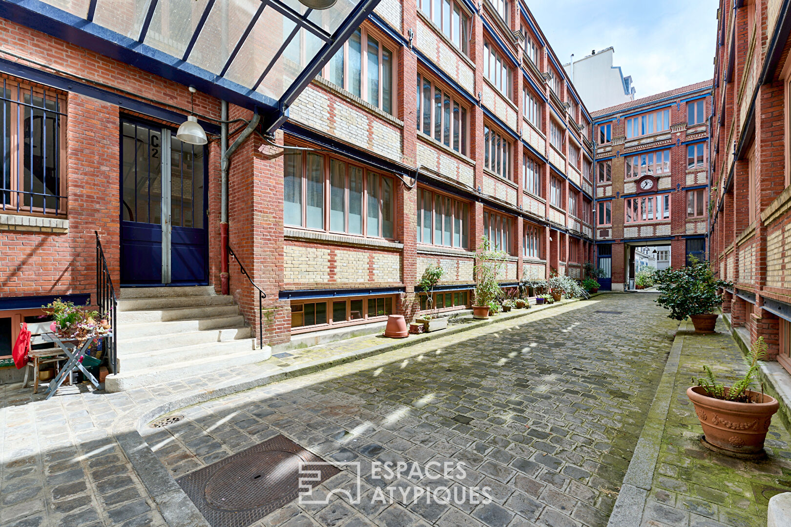 Loft in a British-style industrial building