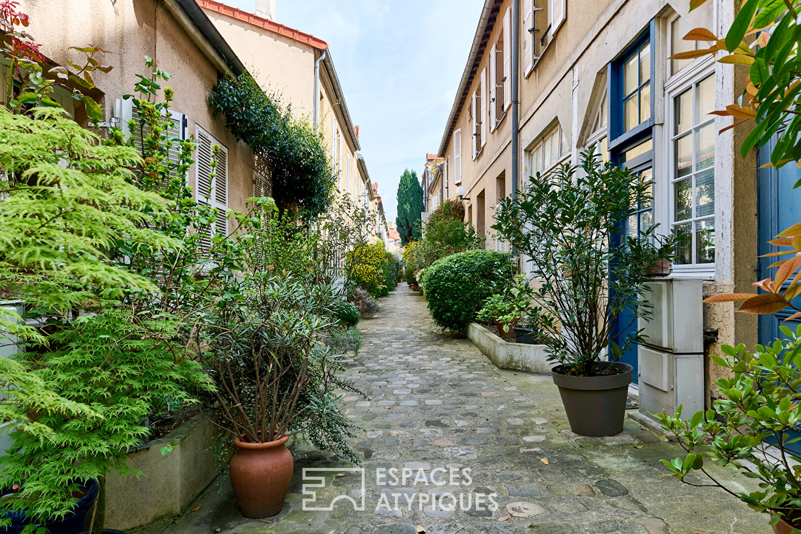 Artist’s studio – Ground floor overlooking a green courtyard